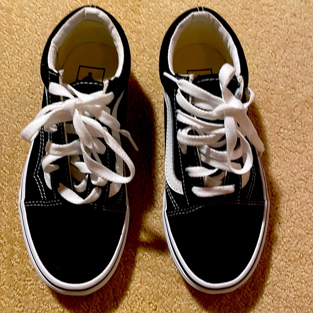 Vans shoes NWT size 4.0mens 5.5womens never worn.